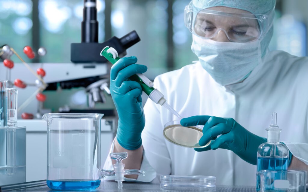 Laboratorio haciendo un análisis de agua